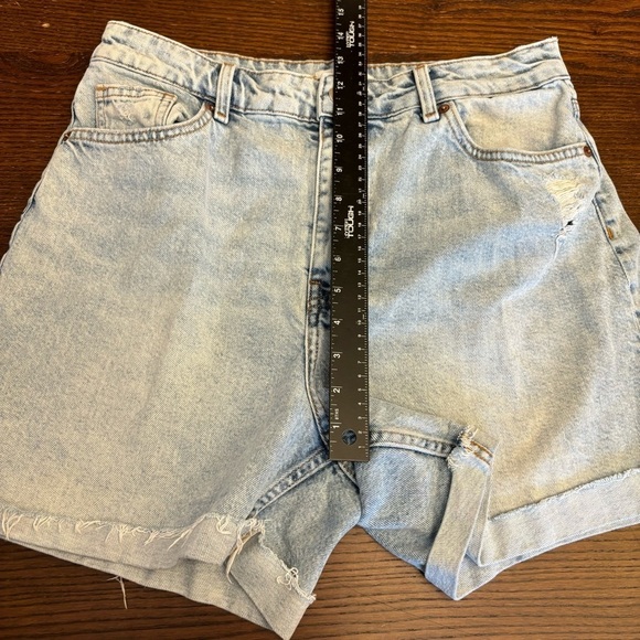 H&M Women’s Mom Comfort High
Denim Shorts Size 10 Supersoft Distressed 5 Pockets - Picture 5 of 14